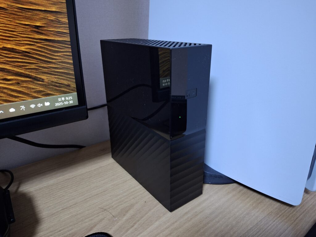 책상 위에 거치된 WD My Book 외장하드